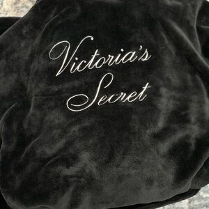 Victoria’s Secret Short Cozy Robe in Black (XL/XXL)